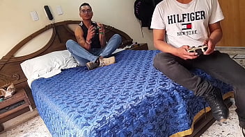 Preview 1 of Video Seek Indonesia - Tarde de videojuegos y mis amigos terminan follando