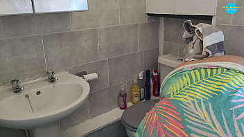 Preview 2 of Garotas Da Van Soraia - Cleaning the Bathroom with my Tits out