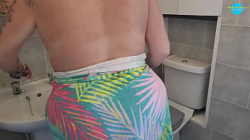 Preview 4 of Garotas Da Van Soraia - Cleaning the Bathroom with my Tits out