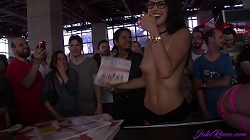 Preview 1 of Priya Ki Sex - Tr&iacute_o de Kesha y Sheila Ortega en p&uacute_blico en Madrid