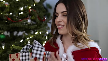 Preview 1 of Muslim Sawdi Arb - Chanel Camryn Keep the Presents Cumming