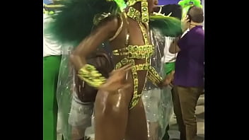 Preview 2 of Wukvqzcyl - Cantora Iza desfilando no carnaval 2