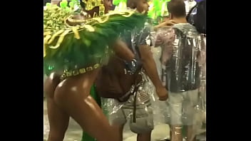 Preview 3 of Wukvqzcyl - Cantora Iza desfilando no carnaval 2
