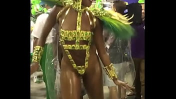 Preview 1 of Wukvqzcyl - Cantora Iza desfilando no carnaval 2