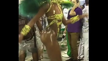 Preview 4 of Wukvqzcyl - Cantora Iza desfilando no carnaval 2