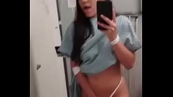 Preview 4 of Wife Cahtting Hosband - Dentro do hospital no soro ,  com um fogo desses,  imagina na balada  com sa&uacute_de ..eitta !!  Me d&ecirc_ papaiiii