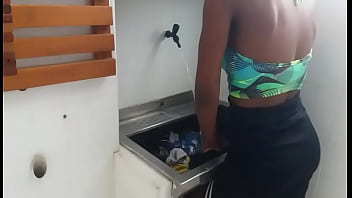 Preview 1 of Indian Cabnti 3x Video - Minha amiga lavando roupa e n&atilde_o aguentei porque o marido dela foi comprar uma cerveja para n&oacute_s tomar eu comi ela antes dele vir comer gostoso