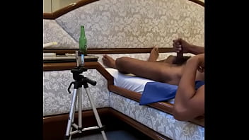 Preview 2 of 6 Guy 1 Girl Fucked Gard - Ao vivo aqui no motel. Gravando o puto se transmitindo - ele adora se exibir - . Preto,  pentelhudo,  cheio de sebo.