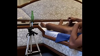 Preview 1 of 6 Guy 1 Girl Fucked Gard - Ao vivo aqui no motel. Gravando o puto se transmitindo - ele adora se exibir - . Preto,  pentelhudo,  cheio de sebo.