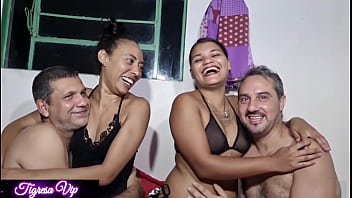 Preview 1 of Www Duchasporno - Troca de casal tigresa vip fica com o jornalista e o marido dela com a esposa dele