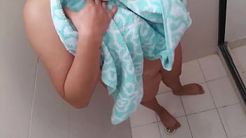 Preview 4 of Atal Sex - Camara oculta en la ducha de mi madrastra CULONA BBW