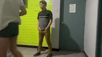 Preview 2 of Lahori Womens - Maduro pide ayuda a recepci&oacute_n de su hospedaje por un problema t&eacute_cnico. El joven de Roomservice acude al llamado del hu&eacute_...