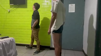 Preview 3 of Lahori Womens - Maduro pide ayuda a recepci&oacute_n de su hospedaje por un problema t&eacute_cnico. El joven de Roomservice acude al llamado del hu&eacute_...