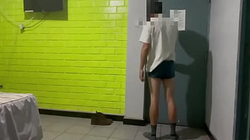 Preview 1 of Lahori Womens - Maduro pide ayuda a recepci&oacute_n de su hospedaje por un problema t&eacute_cnico. El joven de Roomservice acude al llamado del hu&eacute_...