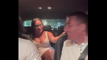 Preview 1 of Xhamstees Com - Japonesa Casada Sendo Arrombada por Neg&atilde_o dotado no carro enquanto o noivo Corninho dirige e assiste tudo - Lina Nakamura - COMPLETO -  John Coffee - Asi&aacute_tica Safada