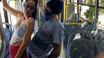 Preview 2 of Mom Sexc Yoga - Estudante &eacute_ encoxada e fudida por um estranho dentro do &ocirc_nibus!