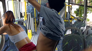 Preview 4 of Mom Sexc Yoga - Estudante &eacute_ encoxada e fudida por um estranho dentro do &ocirc_nibus!