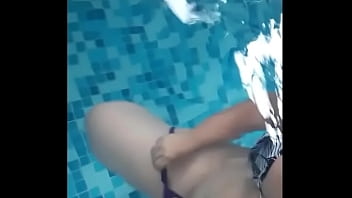 Preview 1 of Sil Wap - Flagram na piscina do hotel gozando
