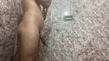 Preview 4 of Milk Breast Play - Mostrando o pesinhos no banho! Siga no YouTube grandao58 link na bio