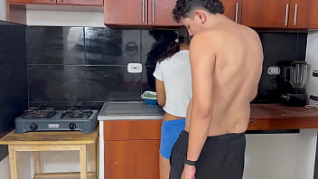 Preview 1 of Denice Anal - hermanita le pide a su hermanastro mayor que la ense&ntilde_e a cocinar mientras la coge