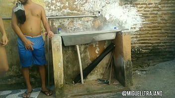 Preview 1 of Cumclinic Handjob - O Barbeiro da Favela N&atilde_o Me Deixou Pagar o Servi&ccedil_o Depois e Comeu Meu C&uacute_ Pra eu Deixar de Ser Caloteiro