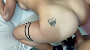 Preview 4 of Pinko Hornyvshemale - Descubro a mi peque&ntilde_a hermanastra hablando con su novio y me la follo duro para guardar el secreto con mi padrastro. H.L.