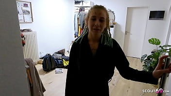 Preview 1 of Hans Rolly Figa Pelosa - Schlankes deutsches Teen Julia Juice vom Postboten AO gefickt