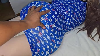 Preview 1 of Drop Her Panties - Hermanastra Descansando en Vestido Sexy Tuve que Follarla por el Culo a Escondidas