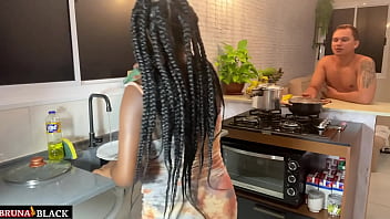 Preview 1 of Bra Mom Sweet Sex - Novinho gostoso me fudeu e gozou dentro da minha buceta na cozinha enquanto eu lavava a lou&ccedil_a.
