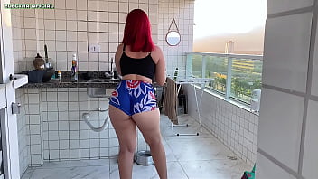Preview 2 of Family Prob Hd Com - Contratei essa empregada e ela usou esse shorts para fazer faxina,  que bunda linda,  n&atilde_o consegui me segurar