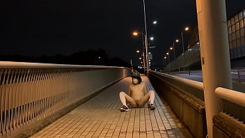 Preview 2 of Kriti Sanon Fuck Videos - 女装子まゆちゃんが車がばんばん通る道路わきの歩道で全裸になって露出プレイを楽しみながら、大股開きをしている横をトラックが通る