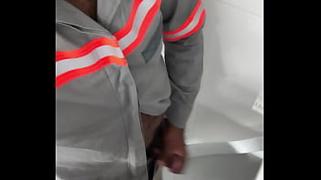 Preview 1 of Porn German Seks - Trabalhador cola&ccedil_&atilde_o a rola pra fora do uniforme e come&ccedil_a a bater uma e come&ccedil_a a bater uma