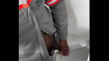 Preview 4 of Porn German Seks - Trabalhador cola&ccedil_&atilde_o a rola pra fora do uniforme e come&ccedil_a a bater uma e come&ccedil_a a bater uma