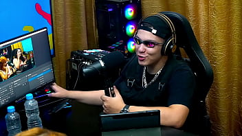 Preview 1 of Kerian Lee Hot Mom - As Duas Gostosas mostraram a calcinha e ficaram morrendo de tes&atilde_o no meio do Podcast! - Alexa Araujo &amp_ Flora Vip