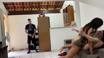 Preview 1 of Young Boy Secuding - marido pega no flagra a namorada magrinha dando pra trans dotada,  se junta a ela e os dois fodem a magrinha