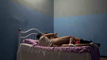 Preview 2 of Milf Fuck The Stripper - Mi mejor amigo se pele&oacute_ con su novio y le puso el cuerno por despecho con nosotros&hellip_ Le ofrecimos nuestra cama para olvidar su problema y llenarle su culo de mecos