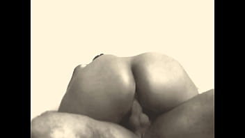 Preview 3 of Horney Aunt In Yoga Pants - QUERO PAU,  METE CARALHO! Short,  morena do rab&atilde_o sentando gostoso