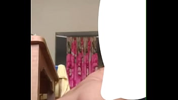 Preview 4 of Mom Curvy Beauty - Mi novia se mete su consolador pensando en mi verga,  enfrente de su ventana abierta,  donde la ven sus vecinos