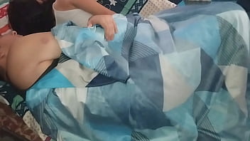 Preview 2 of Russiya Ripped - Estaba acostado y descubr&iacute_ que en mi cama estaba mi hermanastra tambi&eacute_n, no pude evitar follarla antes de irme al trabajo