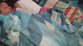 Preview 1 of Russiya Ripped - Estaba acostado y descubr&iacute_ que en mi cama estaba mi hermanastra tambi&eacute_n, no pude evitar follarla antes de irme al trabajo