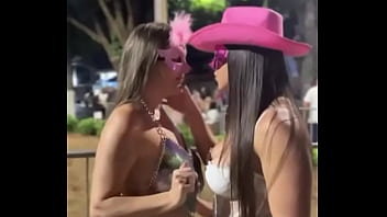 Preview 4 of Jessica Borke - Voc&ecirc_s querem ver de mais como est&aacute_ sendo esse carnaval? Esse foi s&oacute_ o primeiro minuto de folia,  j&aacute_ s&atilde_o 3 dias intens...