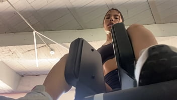 Preview 1 of Vintage Danish Inzest - Latina Fitness se corre en el ba&ntilde_o de gym silenciosa
