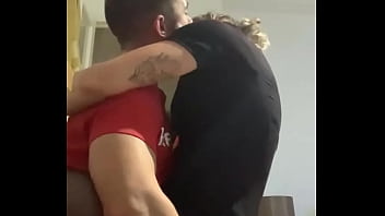 Preview 2 of Comendo A Mulher E O Corno - Tongue kissing milf