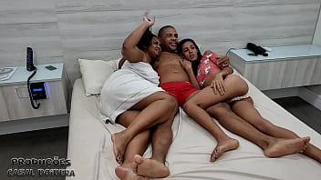 Preview 1 of Granny Bukkaka - Bastidores da grava&ccedil_&atilde_o com a BBW safada e a magrinha piranha na maior putaria com o Ogro no motel Caricia em Madureira