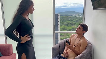 Preview 1 of Milf Grop - mi culona hermanastra me atrapo viendo porno y la invito a ver porno juntos y terminamos muy cachondos hasta follar duro