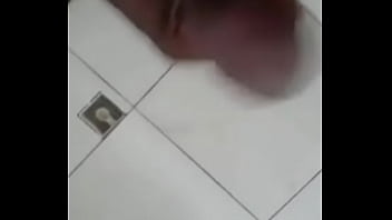 Preview 2 of Shy Redhead Porn - Tocando uma no banho