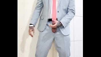 Preview 2 of J Z1 - Macho de terno mostrando pica