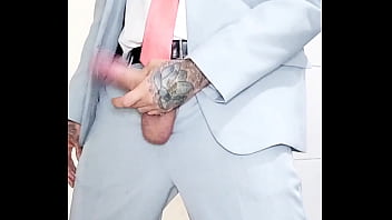 Preview 4 of J Z1 - Macho de terno mostrando pica