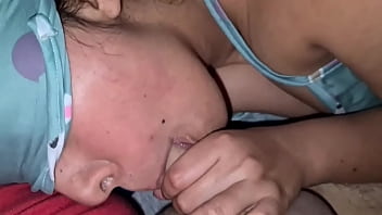 Preview 1 of Sunat Vagina - encuentro a mi linda hermanastra en cama y me la follo en cama! se despierta a tragar mecos