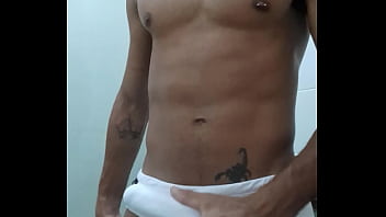 Preview 1 of Mom Sex Booob - Sunga branca marcando o pau